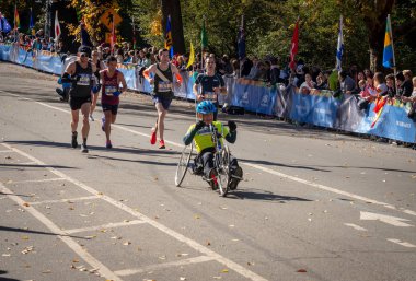 New York, ABD - 4 Kasım 2018: Tekerlekli sandalye bölünme katılımcıların yıllık New York City maraton sırasında