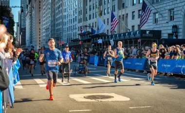 New York, ABD - 4 Kasım 2018: Tekerlekli sandalye bölünme katılımcıların yıllık New York City maraton sırasında