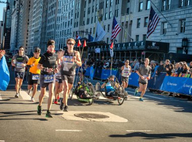 New York, ABD - 4 Kasım 2018: Tekerlekli sandalye bölünme katılımcıların yıllık New York City maraton sırasında