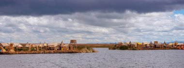 Peru, Güney Amerika lake Titicaca Uros adalarda yüzen üzerinde geleneksel köy
