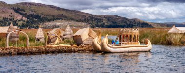 Peru, Güney Amerika lake Titicaca Uros adalarda yüzen üzerinde panoramik yraditional Köyü