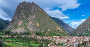 Ollantaytambo, Peru - 10 Mart 2015: Andes, Cusco, Peru 'daki Kutsal Vadi' deki kasaba ve eski İnka kalesinin manzarası