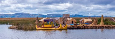 Titicaca, Peru, 19 Mart 2015: Peru, Güney Amerika lake Titicaca Uros adalarda yüzen üzerinde geleneksel köy 