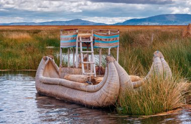 Peru, Güney Amerika lake Titicaca Uros adalarda yüzen üzerinde geleneksel reed tekne