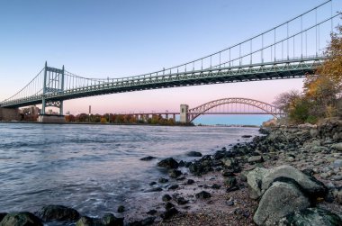Cehennem Gate Köprüsü ve Triborough Köprüsü gece, Astoria, Queens, New York. ABD