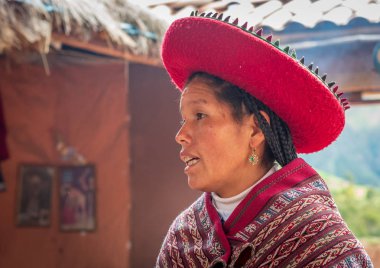 Chinchero, Peru - 9 Mart 2015: geleneksel yöntemlerle ev yapımı yün endüstrisi üzerinde çalışırken geleneksel kıyafetlerini giymiş Perulu kadın