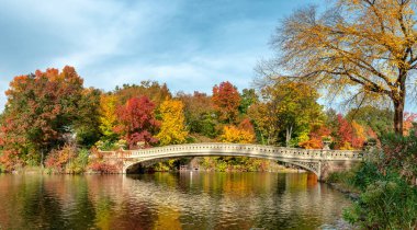 Yay bridge Central Park, New York City, ABD ile sonbahar manzara panoramik manzaralı