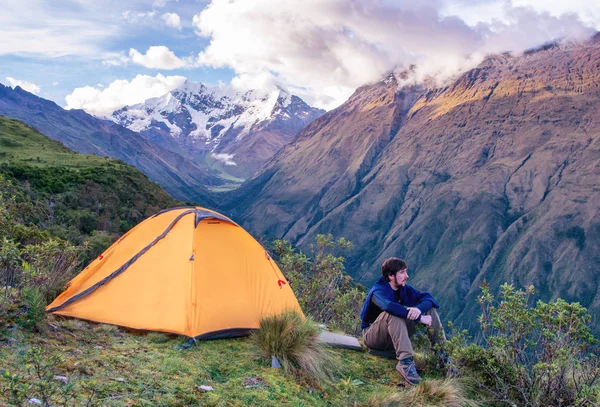 ペルーのアンデスでのキャンプ Salkantay トレッキング ペルー 南アメリカの旅行者 — ストック写真