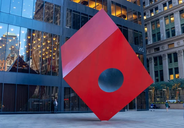 New York Usa 2018 Red Cube Des Künstlers Isamu Noguchi — Stockfoto