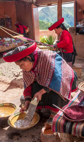 Chinchero Peru March 2015 Peruvian Woman Dressed Traditional Clothes While — Stock Photo, Image