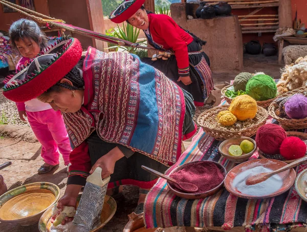 Chinchero Περού Μαρτίου 2015 Περουβιανή Γυναίκα Ντυμένος Παραδοσιακά Ρούχα Ενώ — Φωτογραφία Αρχείου