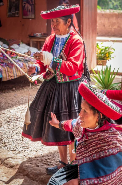 Chinchero Peru Března 2015 Peruánská Žena Oblečená Tradičním Oblečení Při — Stock fotografie