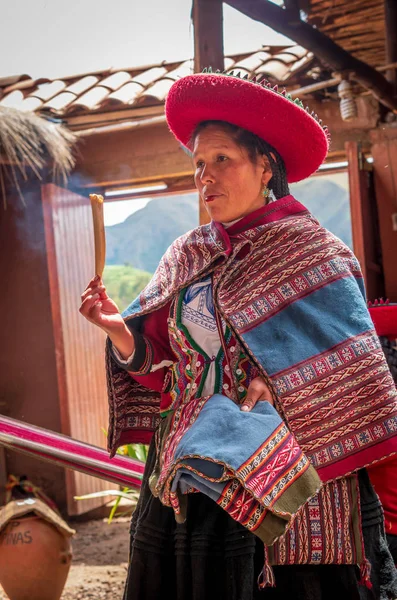 Chinchero Peru March 2015 Peruvian Woman Dressed Traditional Clothes While — Stock Photo, Image