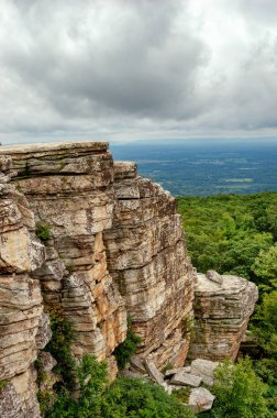 kayalar ve Minnewaska State Park rezerv taşrada Ny, ABD vadide görüntülemek