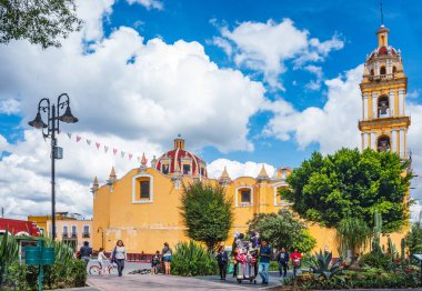 Cholula, Puebla, Meksika - 12 Kasım 2016: Kilise San Pedro Apostol Cholula, Puebla, Meksika 