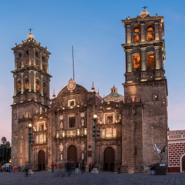 Puebla, Meksika - 26 Kasım 2016: Puebla Katedrali'nde gece Puebla, Meksika için