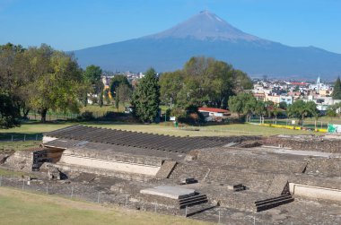 Popocatepetl volkan ve büyük piramit Cholula, Meksika kalıntıları. Kilise Virgin Cholula ilaçları üzerinden görüntülemek