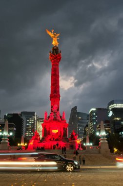 Angel kurtuluş yakınındaki gece trafik. Mexico City, Meksika.