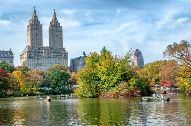 New York, ABD - 1 Kasım 2018: sonbahar yatay, Central Park'ta yay köprü görünümünü