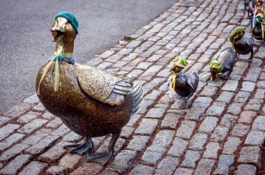 Boston, Ma, Amerika Birleşik Devletleri - 4 Mayıs 2017: Bronz heykel Ducklings Boston kamu bahçe için yol açın