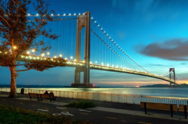 Verrazzano-Narrows Köprüsü, ABD 'nin Brooklyn ve Staten Island ilçelerini birbirine bağlayan çift katlı asma köprü.