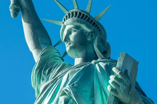 美国纽约市反对蓝天的自由女神像 — 图库照片