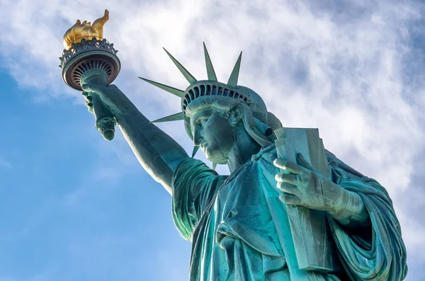 Άγαλμα Της Ελευθερίας Ενάντια Μπλε Ουρανό Στη Νέα Υόρκη Ηνωμένες — Φωτογραφία Αρχείου