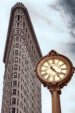 New York, ABD - 18 Kasım 2018: Flatiron Binası ile Beşinci Cadde Saati
