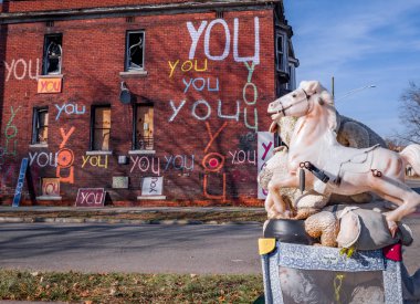 Detroit, Michigan, ABD - 23 Kasım 2018: Heidelberg Projesi Detroit 'in göbeğinde bir açık hava sanat ortamıdır. 1986 yılında sanatçı Tyree Guyton tarafından yapılmıştır.