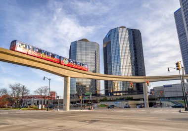 Detroit, Michigan, ABD - 23 Kasım 2018: Detroit People Mover (DPM) tek bir pistte çalışan ve Detroit, Michigan şehir merkezini çevreleyen 2.94 millik otomatik insan taşıma sistemidir..