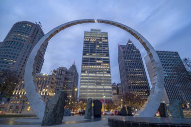 Detroit, Michigan, ABD - 23 Kasım 2018: Şehir Detroit Michigan, ABD gece görünümünü