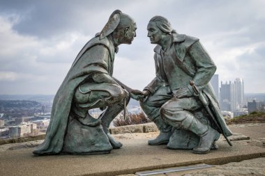 Pittsburgh, Pennsylvania, Amerika Birleşik Devletleri - 25 Kasım 2018: bir bakış açısı. George Washington ve 1770 Seneca lideri Guyasuta toplantıda bronz gösteriyor.