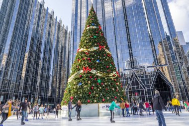 Pittsburgh, Pennsylvania, ABD - 25 Kasım 2018 Pittsburgh şehir merkezinde açık hava buz pateni pisti.