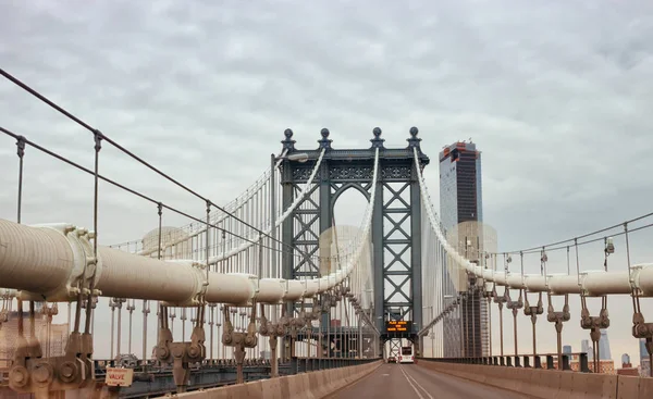 ニューヨーク アメリカ合衆国 2018 トラフィック ニューヨークのマンハッタン橋の上 アメリカ — ストック写真