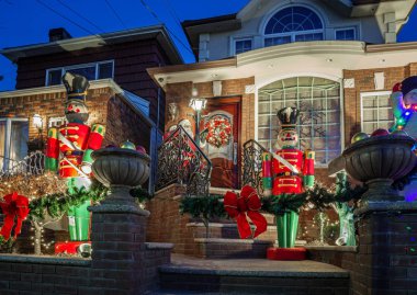 New York, ABD, 10 Aralık 2018: Brooklyn 'in güneybatısındaki Dyker Heights semtindeki evlerin Noel süslemeleri. ABD
