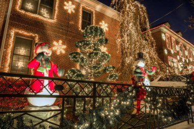 New York, ABD, 10 Aralık 2018: Brooklyn 'in güneybatısındaki Dyker Heights semtindeki evlerin Noel süslemeleri. ABD