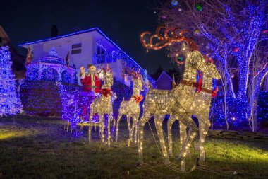 New York, ABD, 10 Aralık 2018: Brooklyn 'in güneybatısındaki Dyker Heights semtindeki evlerin Noel süslemeleri. ABD