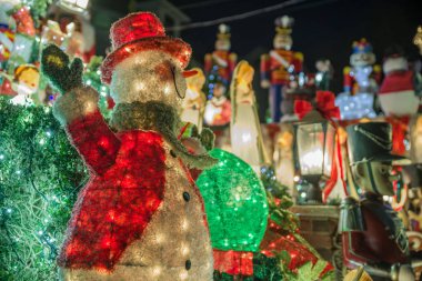 New York, ABD, 10 Aralık 2018: Brooklyn 'in güneybatısındaki Dyker Heights semtindeki evlerin Noel süslemeleri. ABD