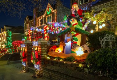 New York, ABD, 10 Aralık 2018: Brooklyn 'in güneybatısındaki Dyker Heights semtindeki evlerin Noel süslemeleri. ABD