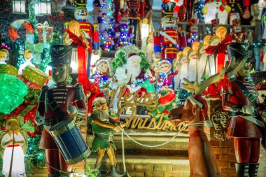New York, ABD, 10 Aralık 2018: Brooklyn 'in güneybatısındaki Dyker Heights semtindeki evlerin Noel süslemeleri. ABD