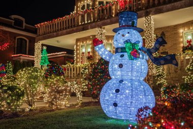 New York, ABD, 10 Aralık 2018: Brooklyn 'in güneybatısındaki Dyker Heights semtindeki evlerin Noel süslemeleri. ABD