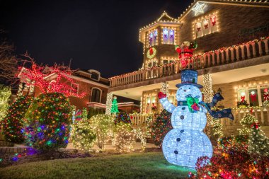 New York, ABD, 10 Aralık 2018: Brooklyn 'in güneybatısındaki Dyker Heights semtindeki evlerin Noel süslemeleri. ABD