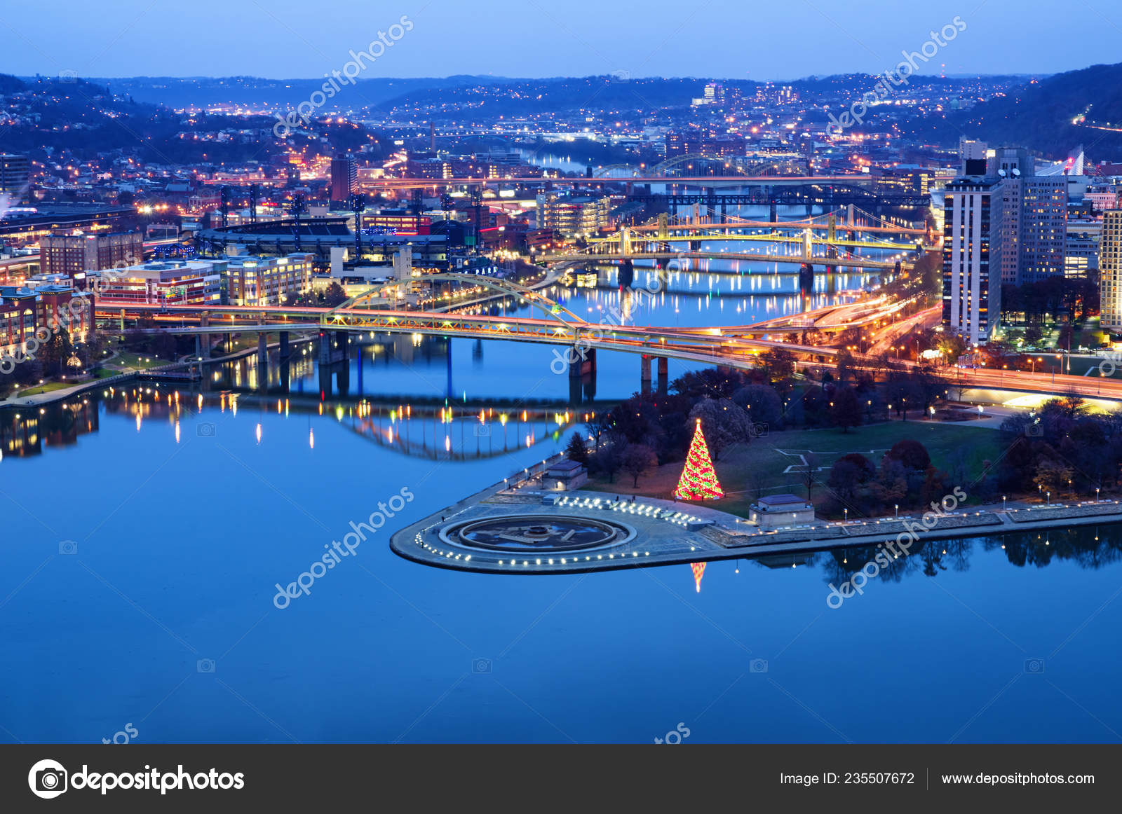 匹兹堡的夜景美国宾夕法尼亚州匹兹堡——图库图片© Byelikova #235507672