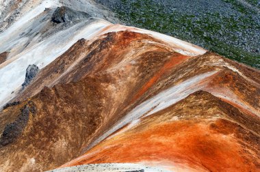 Rusya 'nın Kuril Adaları, Paramushir Adası' ndaki dağ manzarası. Karpinsky Grubu.