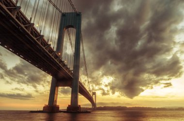 Verrazzano-Narrows Köprüsü, ABD 'nin Brooklyn ve Staten Island ilçelerini birbirine bağlayan çift katlı asma köprü.