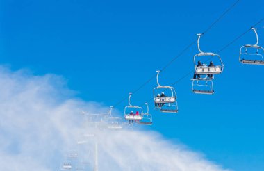 Bukovel, Ukrayna - 31 Aralık 2015: Kayakçı ve snowboard düşkünleri teleferik Bukovel içinde tarih. Bukovel en popüler Ukraynaca dağ tatil olduğunu.