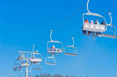 Bukovel, Ukrayna - 31 Aralık 2015: Kayakçı ve snowboard düşkünleri teleferik Bukovel içinde tarih. Bukovel en popüler Ukraynaca dağ tatil olduğunu.