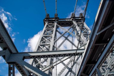 New York, ABD, 3 Aralık 2018: New York City, Amerika Birleşik Devletleri Doğu Nehri geçip Williamsburg Köprüsü olan bir asma köprü