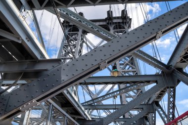 New York, ABD, 3 Aralık 2018: New York City, Amerika Birleşik Devletleri Doğu Nehri geçip Williamsburg Köprüsü olan bir asma köprü