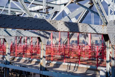 New York, ABD, 3 Aralık 2018: New York City, Amerika Birleşik Devletleri Doğu Nehri geçip Williamsburg Köprüsü olan bir asma köprü